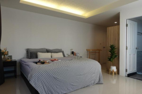 Spacious 100 SQM CONDO - 2 BR - KingSize Beds -Pool - Gym